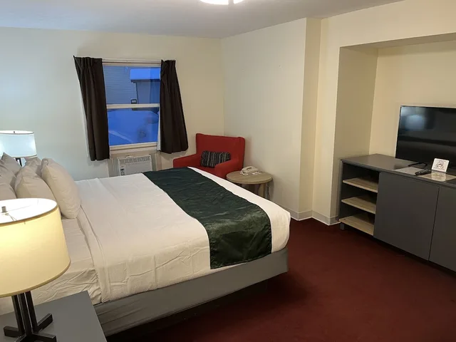 غرفة قياسية بسرير كينج، Pictured Rocks Inn & Suites 3/7
