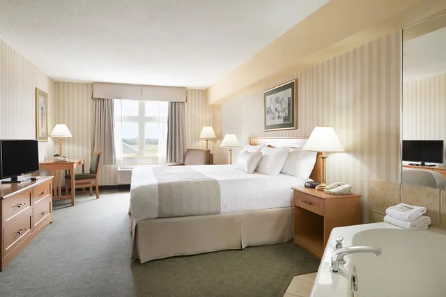 Deluxe, King Bed, Days Inn By Wyndham Orillia 2/6