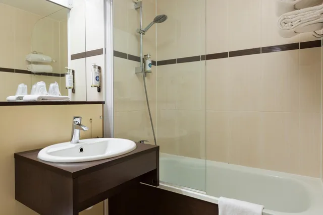 غرفة ثلاثية بثلاثة أسرّة، Comfort Hotel Orleans Saran 6/9