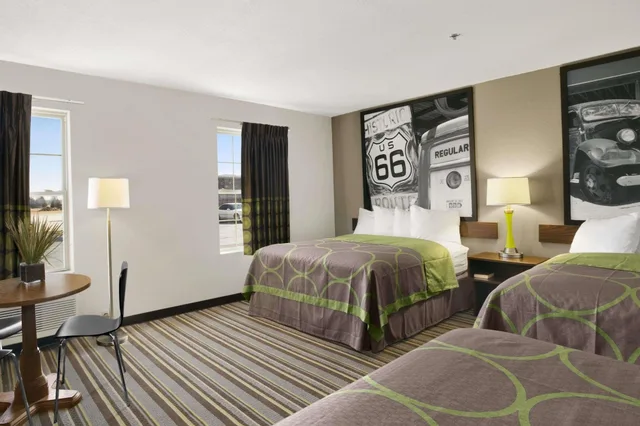 Suite, Multiple Beds، Super 8 by Wyndham Strafford/Springfield Area 2/4