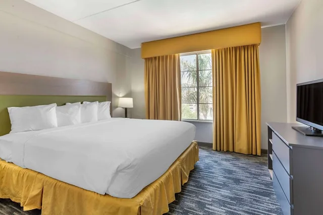 1 Bedroom, Suite, King Bed, Pool Side، Country Inn & Suites by Radisson, Mesa, AZ 1/3
