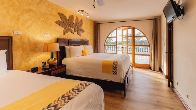 Junior Suite, Family, 1 Single and 2 Queen Beds، Buena Vista 7/10