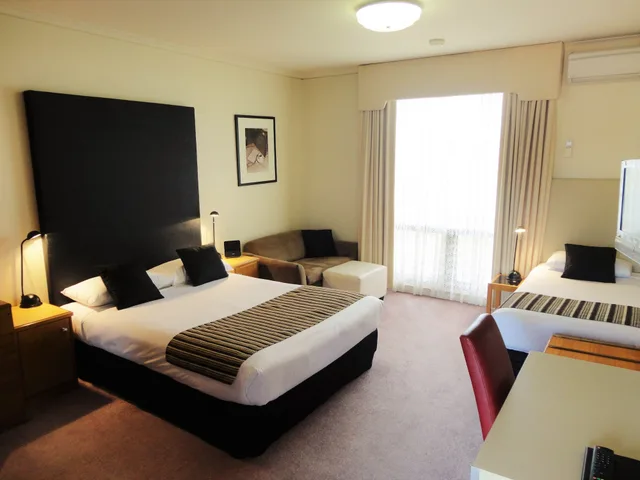 Deluxe, 1 Queen and 1 Single Bed, Sovereign Park Motor Inn 6/10