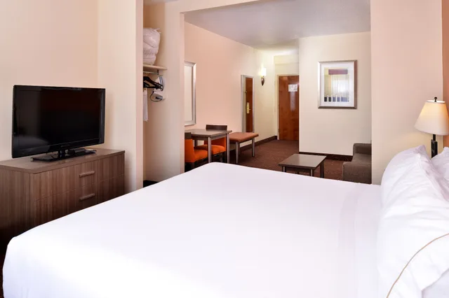 Suite, King Bed, Sofa, Holiday Inn Express Hotel And Suites Chattanooga At Lookout Mtn Tn 4/7