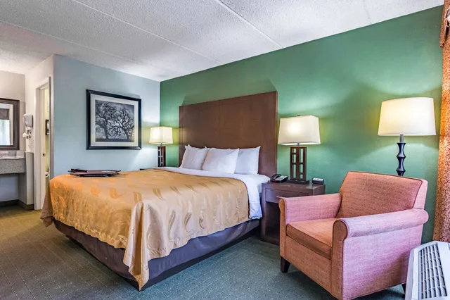 غرفة قياسية بسرير كينج للمدخنين، Quality Inn Columbus near Fort Benning 2/3