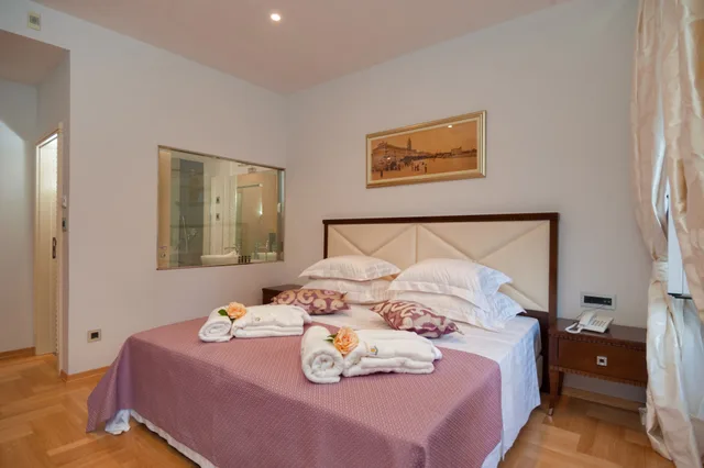 غرفة ديلوكس بسرير كينج بإطلالة على المدينة في الطابق الأرضي، Heritage Hotel Antique Split 1/2