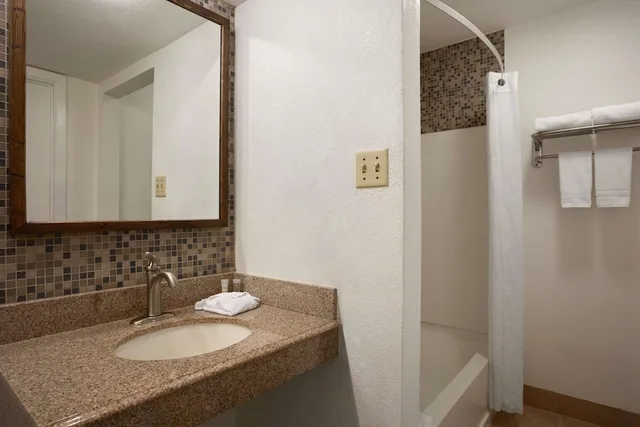 غرفة بسرير كينج لذوي الإعاقة، Super 8 By Wyndham Austin Downtown/Capitol Area 5/8