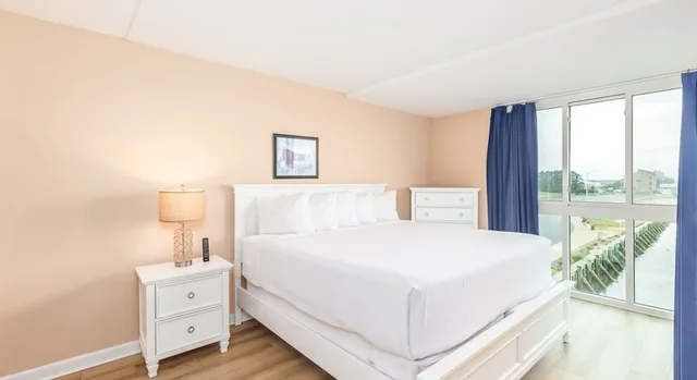 3 Bedrooms, Condo, Premium, 2 Queen and Twin Beds, Bay View, Sofa، Bay Club Resort 4/10