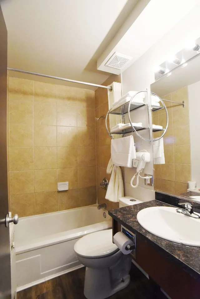 غرفة قياسية بسرير كوين، Econo Lodge Inn & Suites Drumheller 8/10