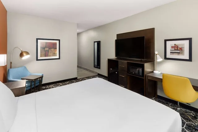 غرفة بسرير كينج لذوي الإعاقة، La Quinta Inn & Suites by Wyndham Olathe 1/6
