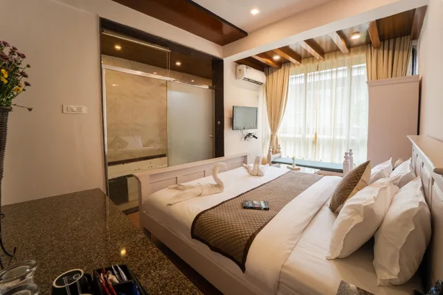 Honeymoon, Fantasy, King Bed, Bathtub، Grandeur De Sanchi 2/3