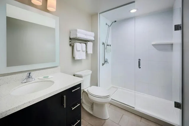 جناح بسرير كوين بغرفة نوم واحدة مع أريكة، Towneplace Suites Ottawa Kanata 3/7