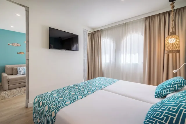 غرفة ديلوكس عائلية بسريرين منفصلين بشرفة، Occidental Torremolinos Playa 1/2