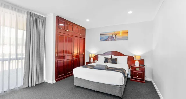 جناح بسرير كوين بإطلالة على البحر بغرفة نوم واحدة بمنطقة جلوس بجاكوزي، Best Western Port Lincoln 1/3