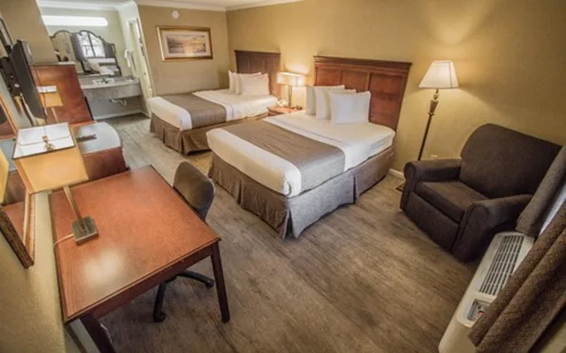 Room, Multiple Beds، Days Inn By Wyndham Destin 3/9