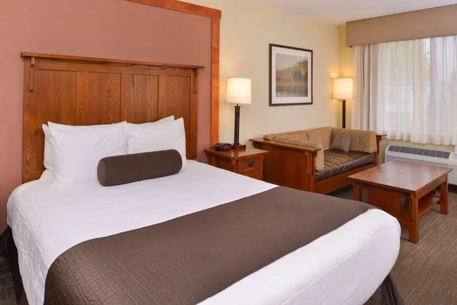 جناح بسرير كينج مع أريكة بمنطقة جلوس، Best Western Plus High Country Inn 1/10