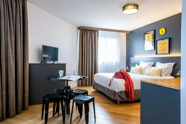 جناح بسرير كوين مع أريكة بحوض استحمام، Best Western Plus Suitcase Paris La Defense 1/5