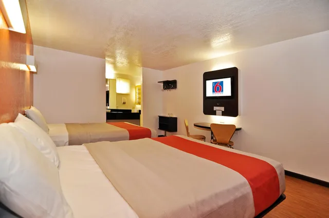 Standard, 2 Queen Beds, Smoking, Motel6 Willows, CA 1/9