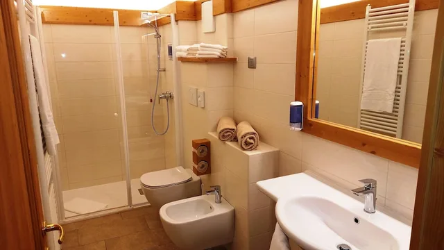 جناح بسرير كوين وسريرين منفصلين بإطلالة على الجبل بشرفة، Hotel Monte Bondone 5/6