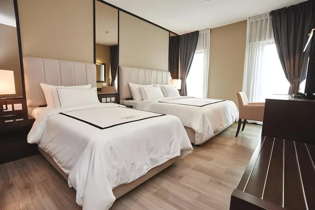 غرفة عائلية ثلاثية بسريرين مزدوجين، Corsica Hotel 2/2