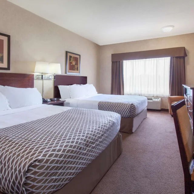 غرفة بسرير كينج وسريرين كينج، Ramada By Wyndham Camrose 1/4