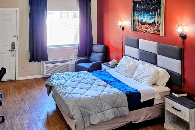 جناح بسرير كوين، Rodeway Inn Roswell West 2/5