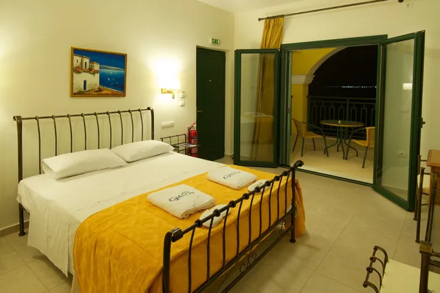 جناح عائلي بسرير مزدوج بإطلالة على البحر مع أريكة، Kefalonia Bay Palace by GHH 1/8