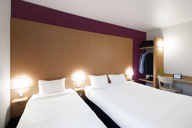 غرفة ثلاثية بسرير مزدوج وسرير فردي، B&B Hotel Lyon Eurexpo Chassieu 1/4