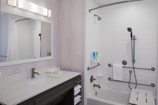 جناح استوديو بسرير كوين لذوي الإعاقة، Home2 Suites By Hilton Lake Charles 1/2