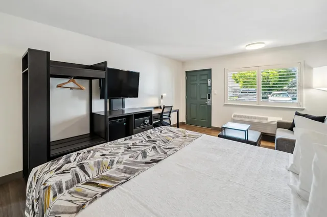 Standard, Queen Bed, Courtyard Area, Accessible، Best Western Plus Hilltop Inn 3/6