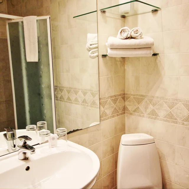 غرفة ثلاثية، Nb Hotel 8/10