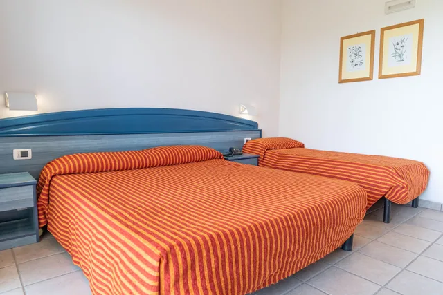 غرفة ثلاثية بسرير كوين وسرير فردي، NICOTERA BEACH VILLAGE 2/9