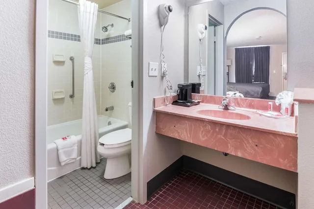 جناح بسرير كوين، Econo Lodge Gainesville Downtown Area 3/4