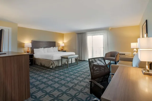 غرفة قياسية بسرير كينج بشرفة مع أريكة لذوي الإعاقة، Best Western Plus In Ocean City 1/9