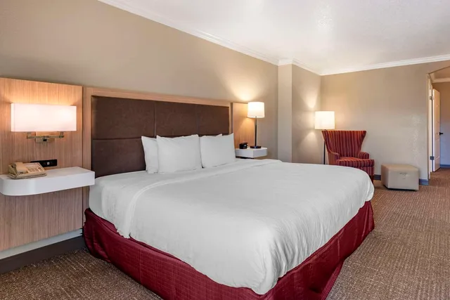 غرفة بسرير كينج بحوض استحمام لذوي الإعاقة، Hampton Inn Ukiah CA 1/3