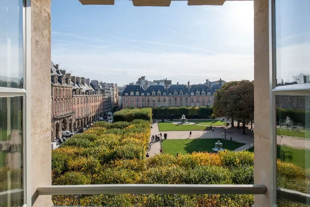 Junior Suite, King Bed, Garden View, Living Area, Pool Access، Cour des Vosges 4/4