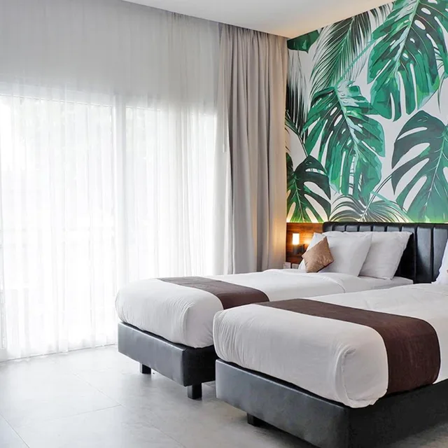 غرفة بسريرين منفصلين بشرفة، Front One Resort Magelang 5/10