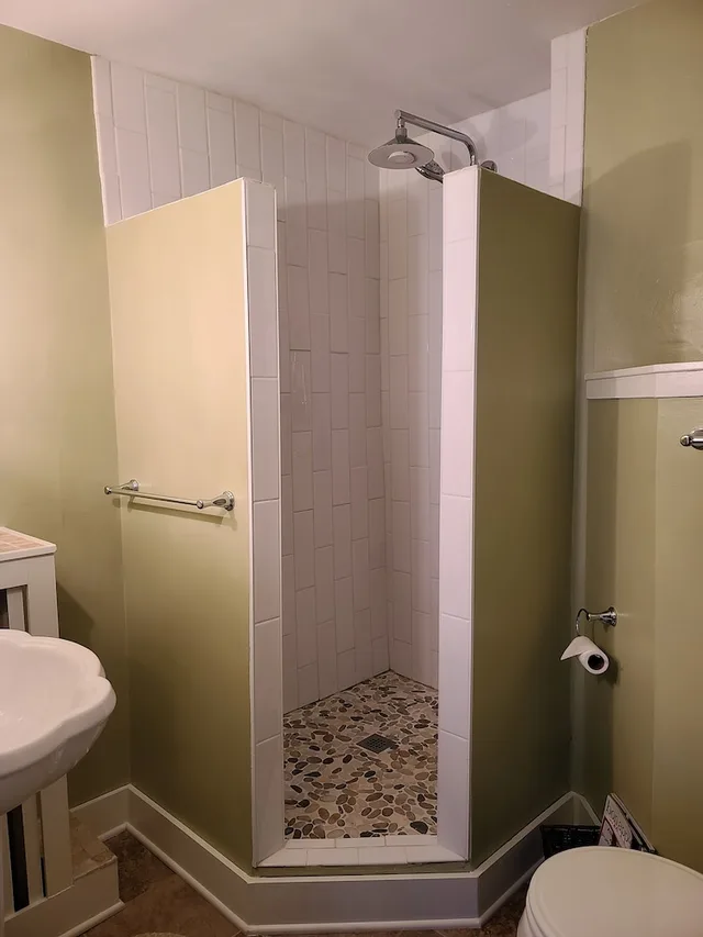 جناح سوبيريور بسرير كوين بإطلالة على الحديقة بغرفة نوم واحدة بحمام خاص مع أريكة، Benjamin F Packard House Bed and Breakfast 2/2