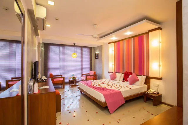 جناح، Topaz Hotel 2/10