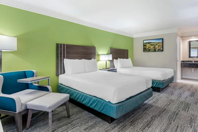 غرفة بسريرين كوين بحوض استحمام لذوي الإعاقة، Best Western Cordelia Inn 1/3