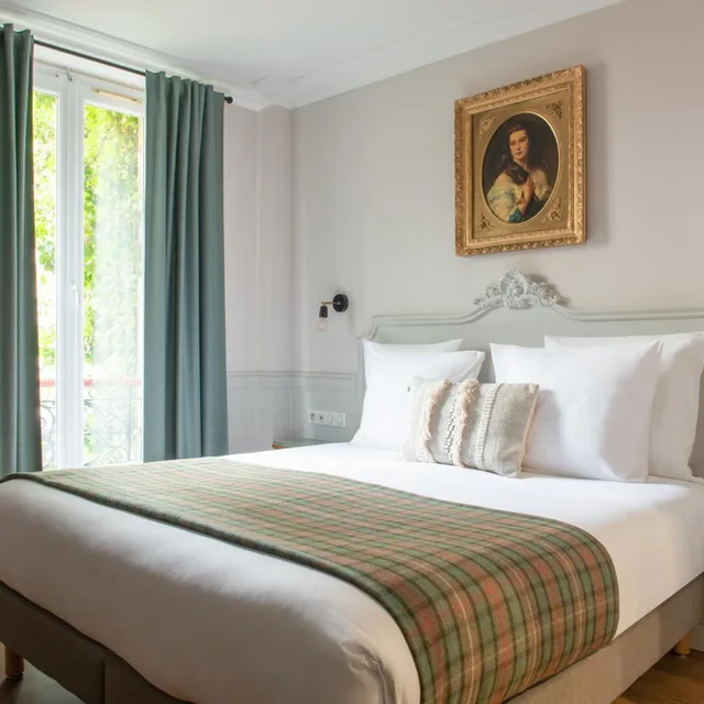 غرفة بريميوم بسرير كينج، Hotel De La Porte Doree 1/9