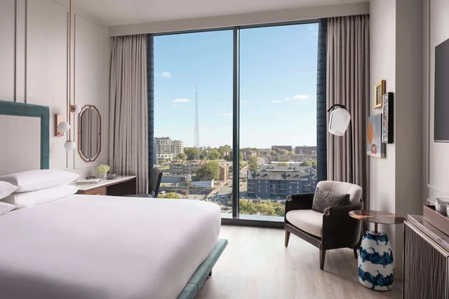 غرفة بسرير كينج في طابق مرتفع لذوي الإعاقة، Hyatt Centric Downtown Nashville 1/3