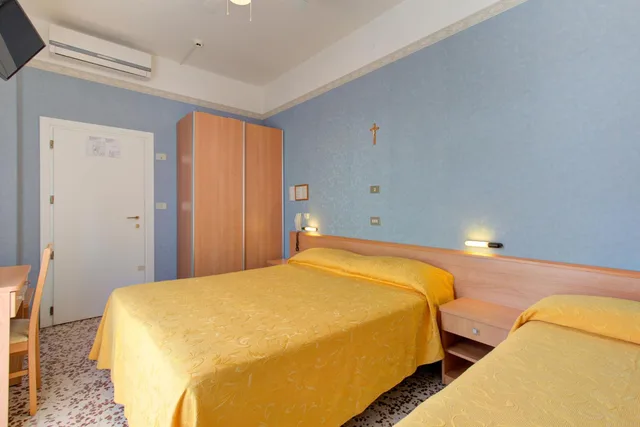 غرفة ثلاثية بشرفة، Hotel Nella 1/5