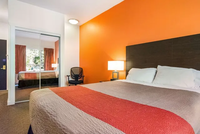 غرفة قياسية بسرير كوين لذوي الإعاقة، Motel6 Surrey BC 2/5