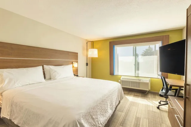 غرفة قياسية بسرير كينج لذوي الإعاقة، Holiday Inn Express Anaheim West 2/3