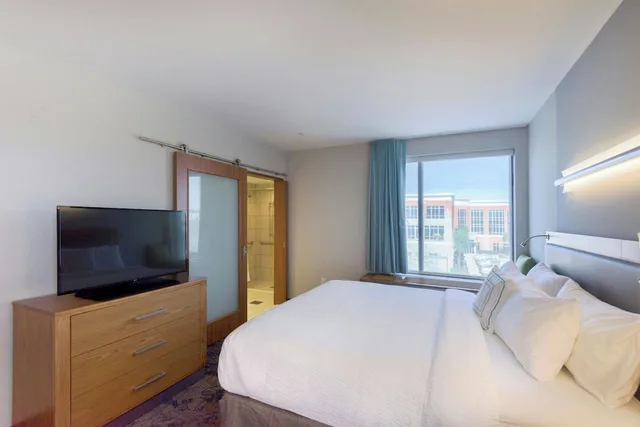 جناح بسرير كينج بغرفة نوم واحدة مع سرير سحّاب إضافي لذوي الإعاقة، Springhill Suites Wilmington Mayfaire 1/3