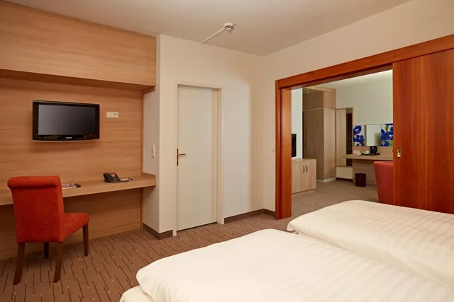 غرفة عائلية مع أريكة، H+ HOTEL WIESBADEN NIEDERNHAUSEN 2/9
