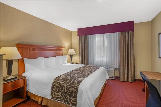 غرفة بسرير كينج مع أريكة، Best Western Plus Canyon Pines 2/5