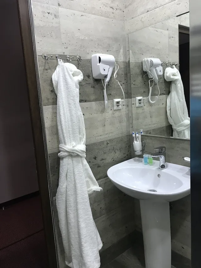 غرفة قياسية ثلاثية بسرير كينج بغرفة نوم واحدة مع أريكة، Hobby Hotel 2/3