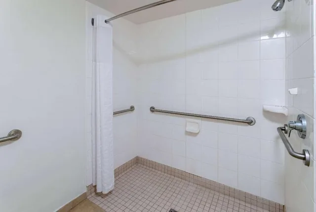 غرفة بسرير مزدوج بمطبخ لذوي الإعاقة، Studio6 Suites Jacksonville, NC 10/10